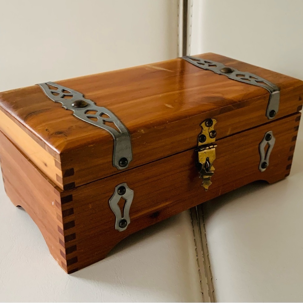 McGraw wood box
